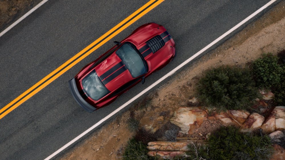 Машина на дороге вид сверху