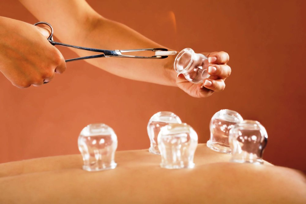 Косметика на розовом фоне