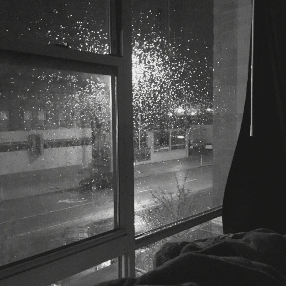 Снег за окном