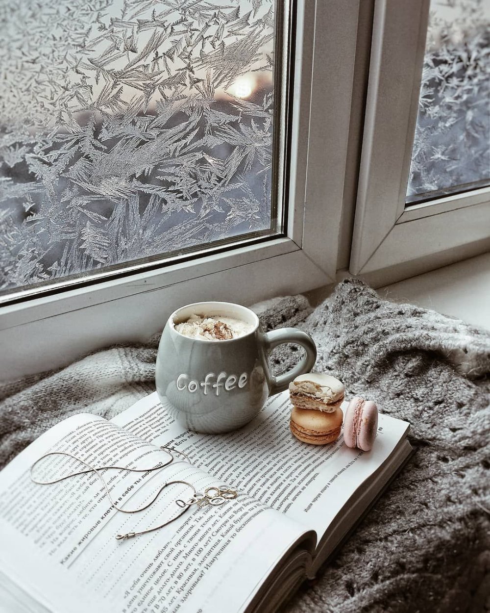 Чашка кофе на подоконнике