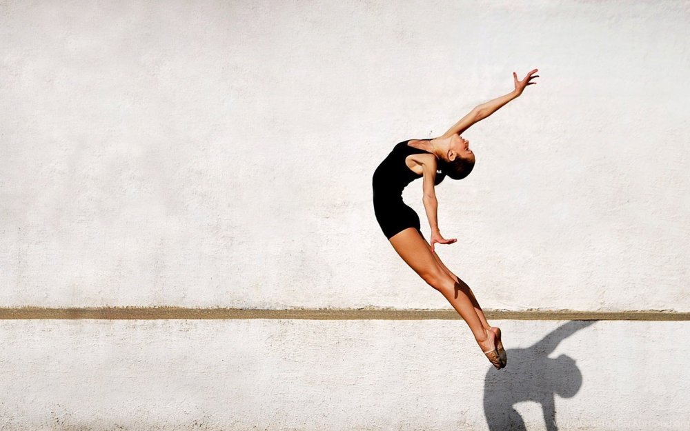 Девушка в прыжке