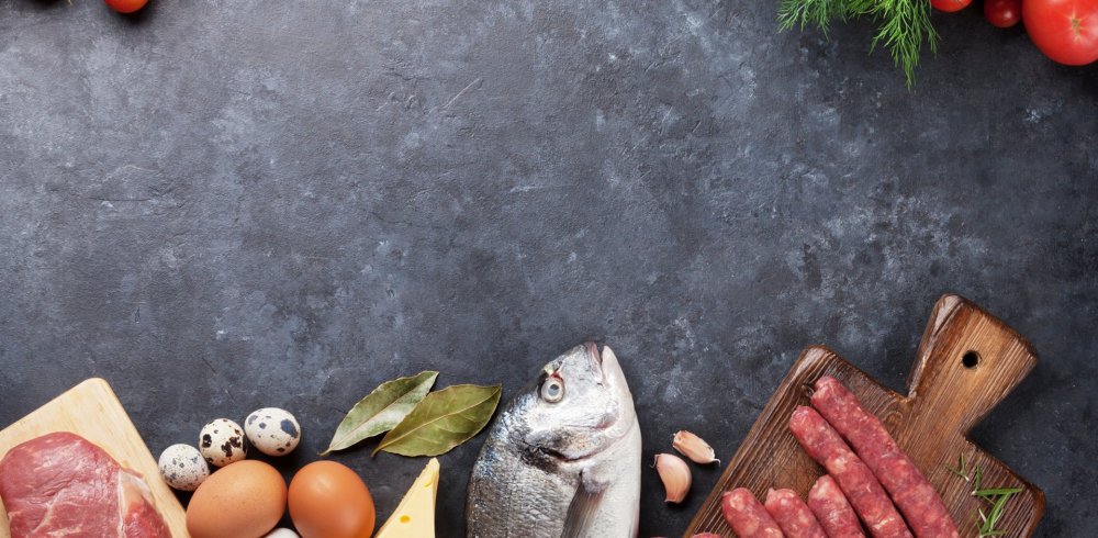 Мясо и рыба на белом фоне