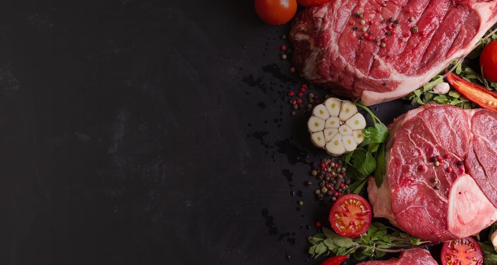 Мясо на черном фоне