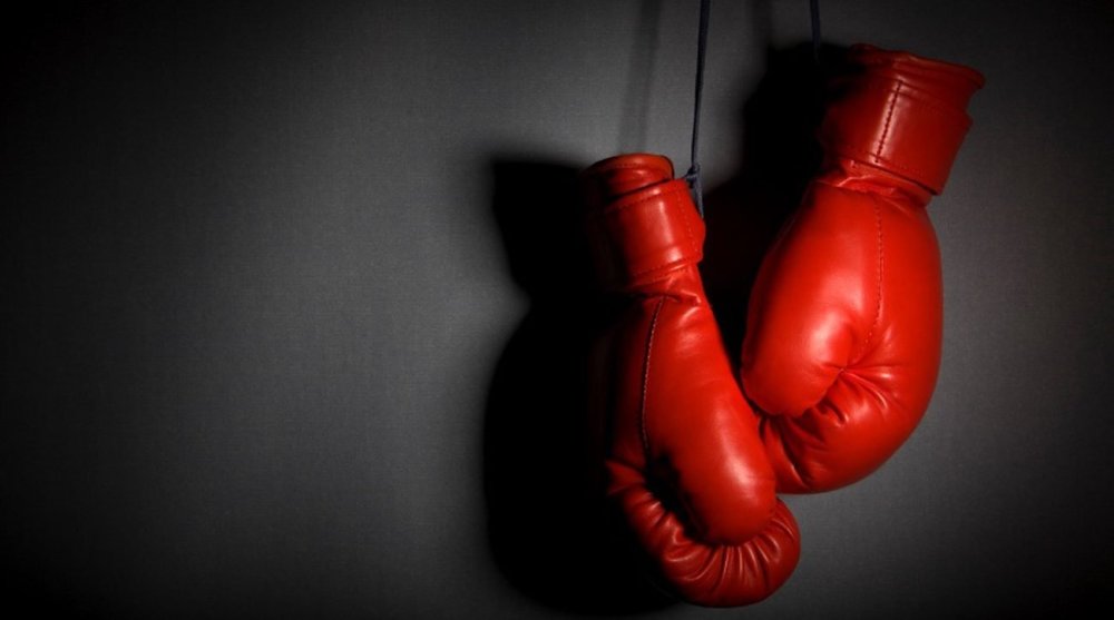 Боксерские перчатки на черном фоне