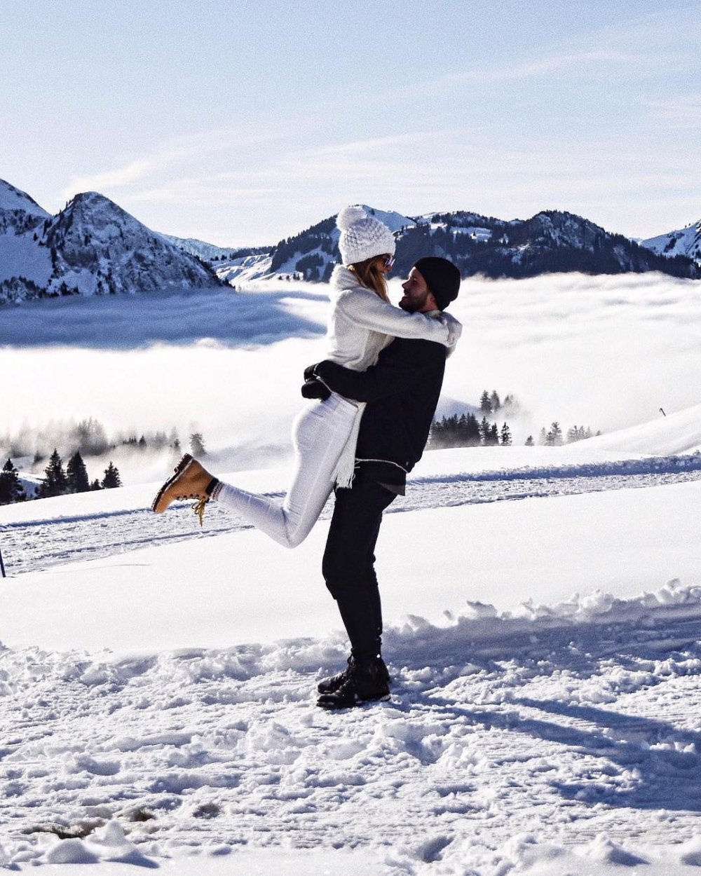 Пара в горах зимой