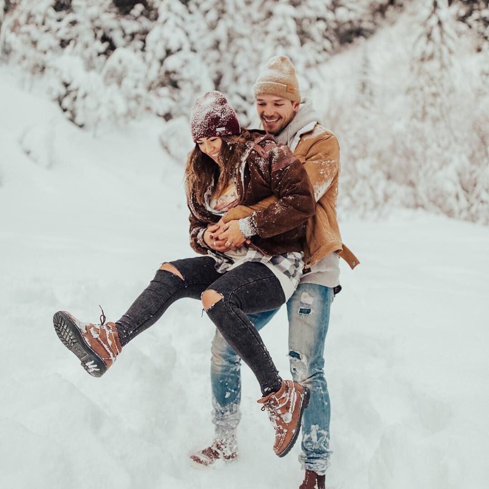 Влюбленная пара зимой