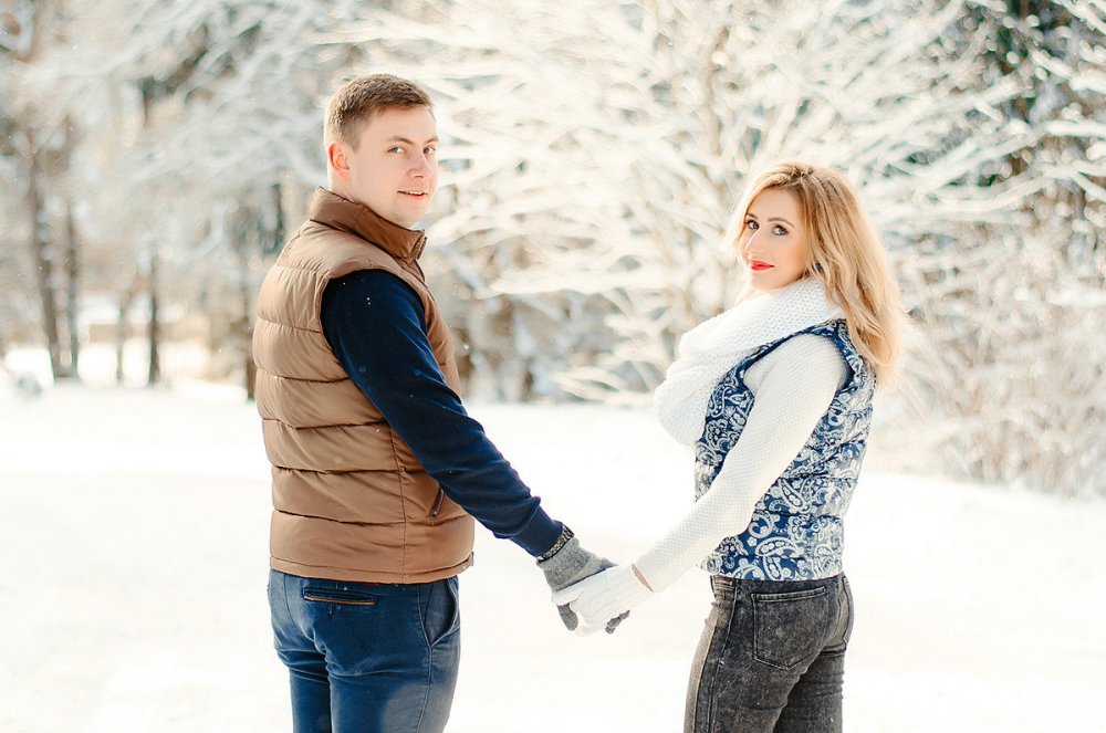 Парень и девушка зима