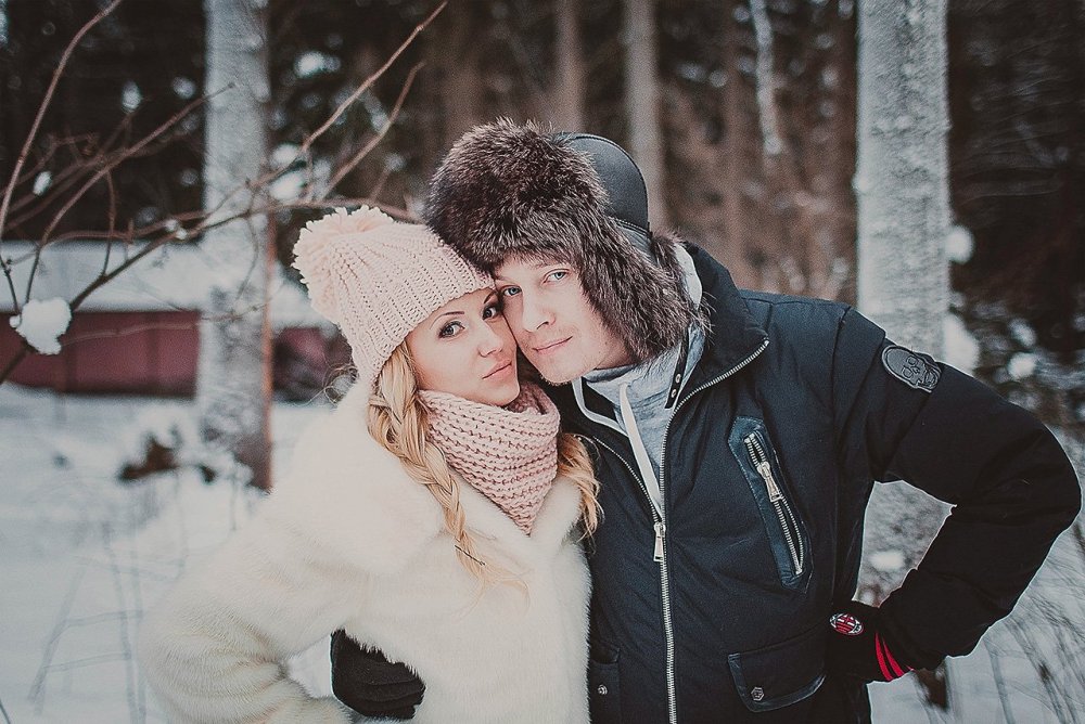 Пара в зимнем парке