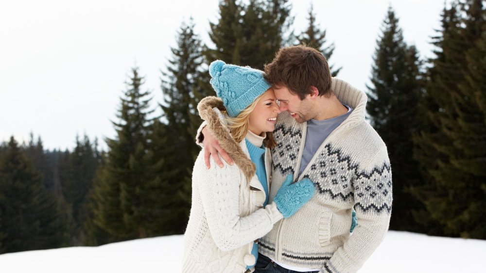 Мужчина и женщина в шапках