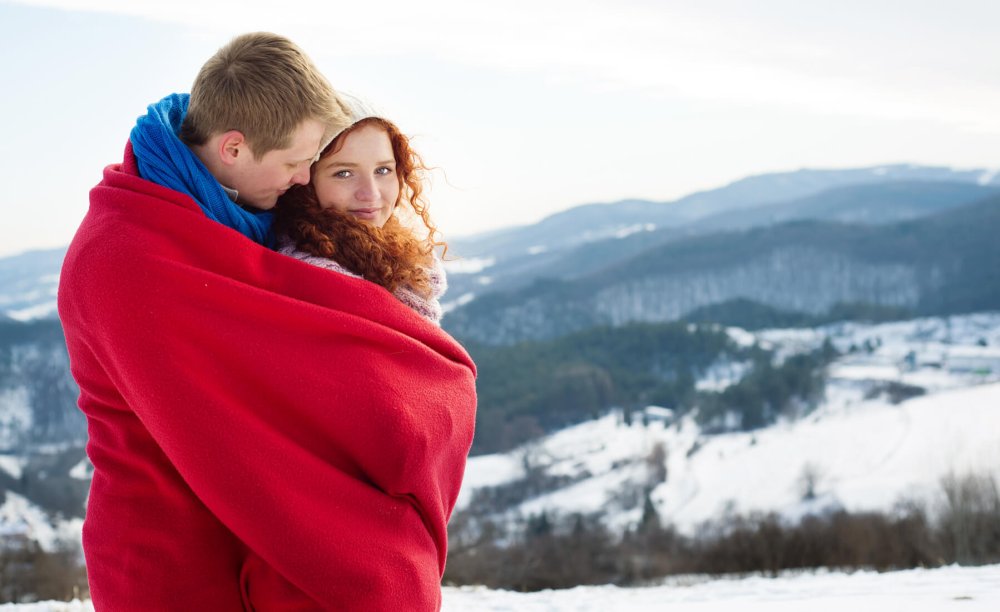 Парень с девушкой в зимнем лесу