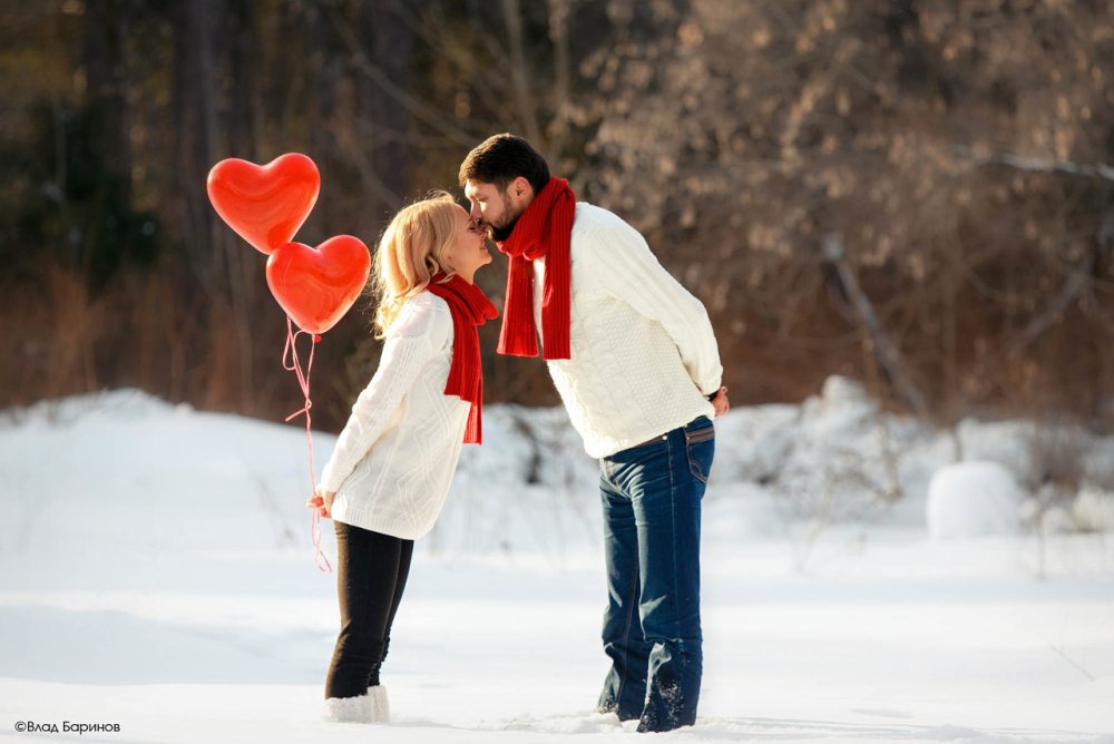 Мужчина и женщина в лесу