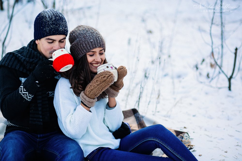 Парень и девушка в снегу