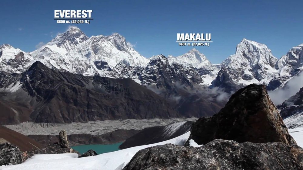 Макалу на фоне Эвереста