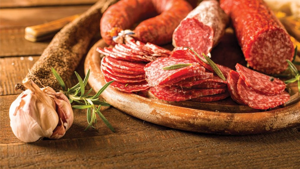 Колбаса на белом деревянном столе