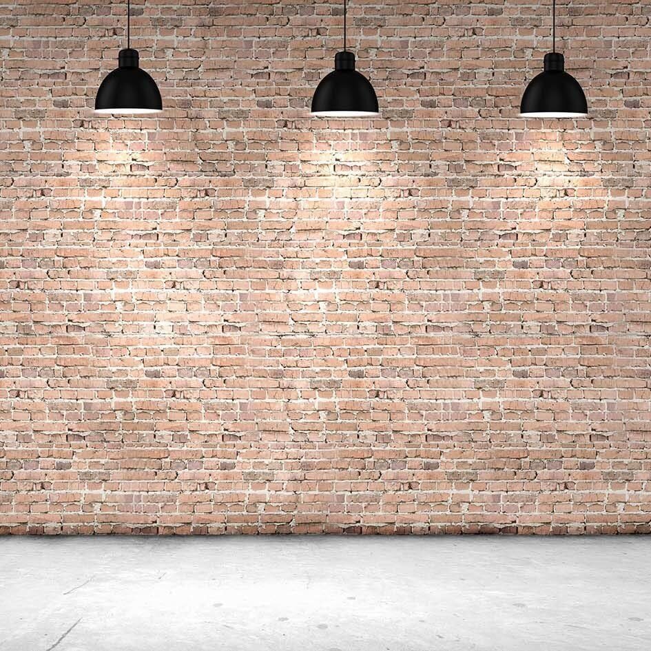 Кирпичная стена с освещением