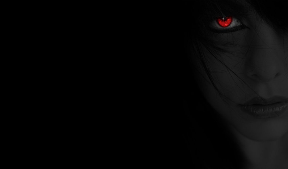 Безумная улыбка на черном фоне