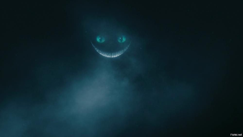 Зловещая улыбка на черном фоне