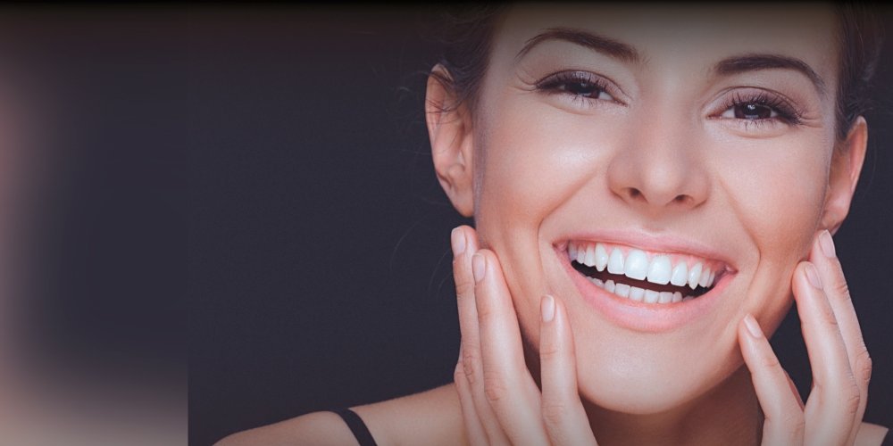 Девушка с винирами