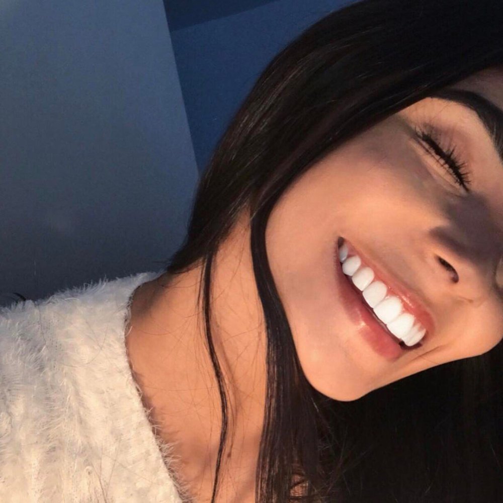 Девушка в кафе улыбается