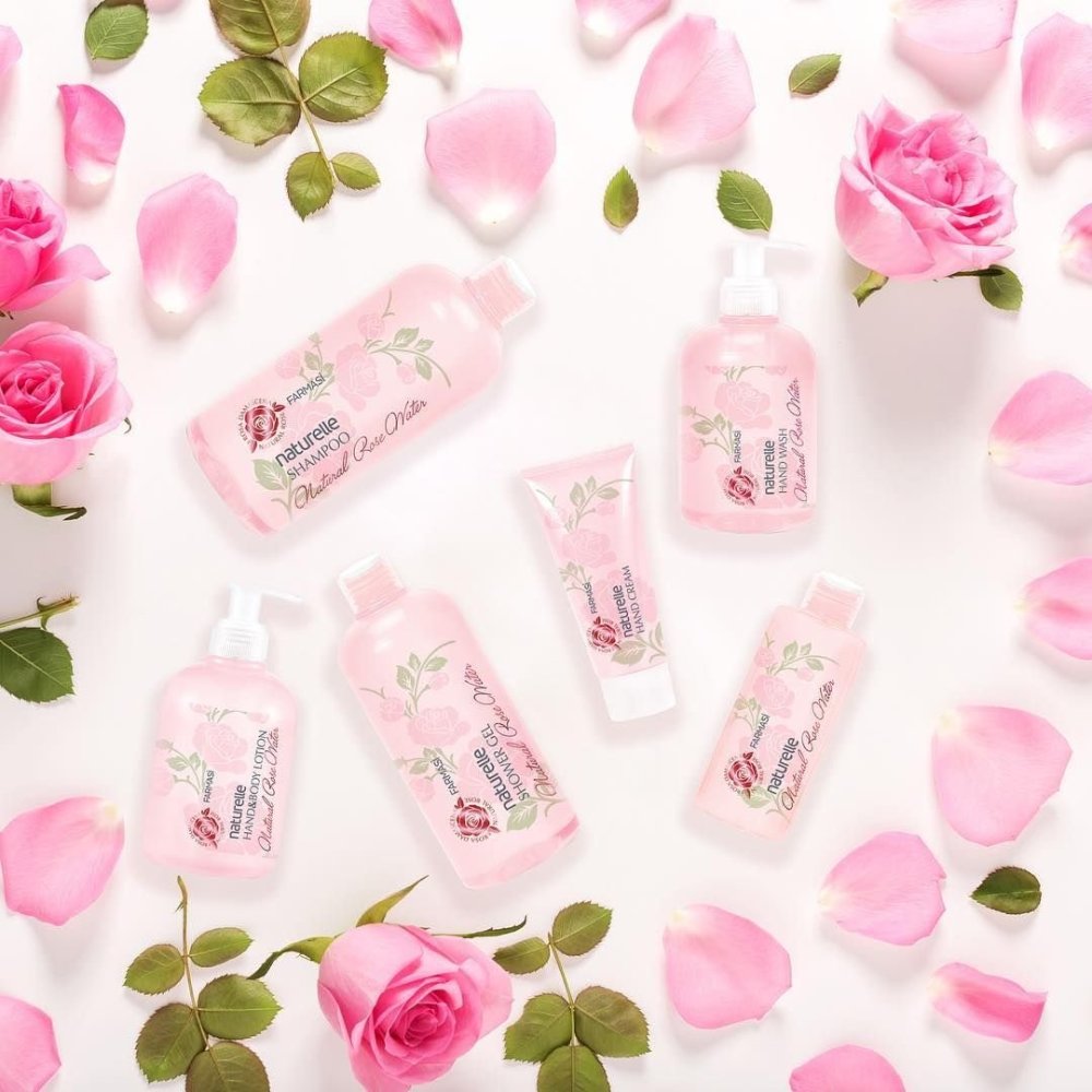 Косметика крема на фоне цветов