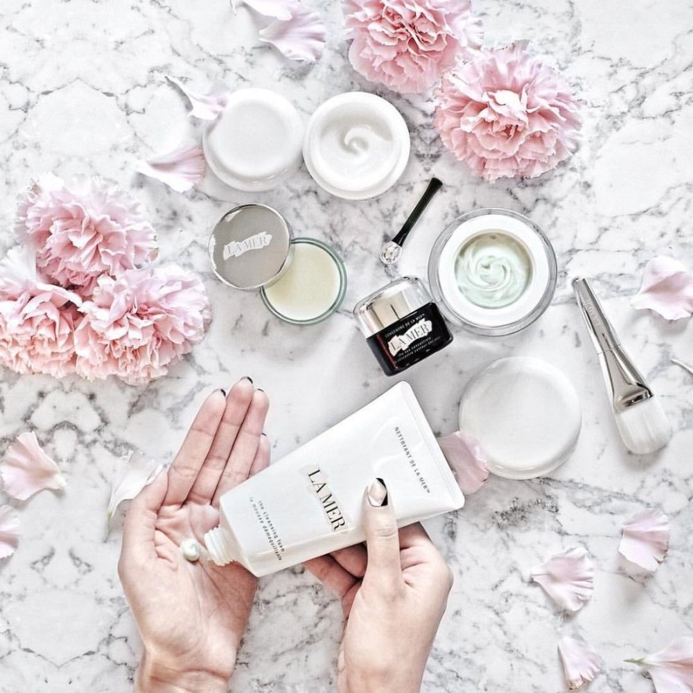 Косметика на фоне цветов