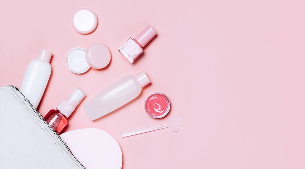 Корейская косметика на розовом фоне