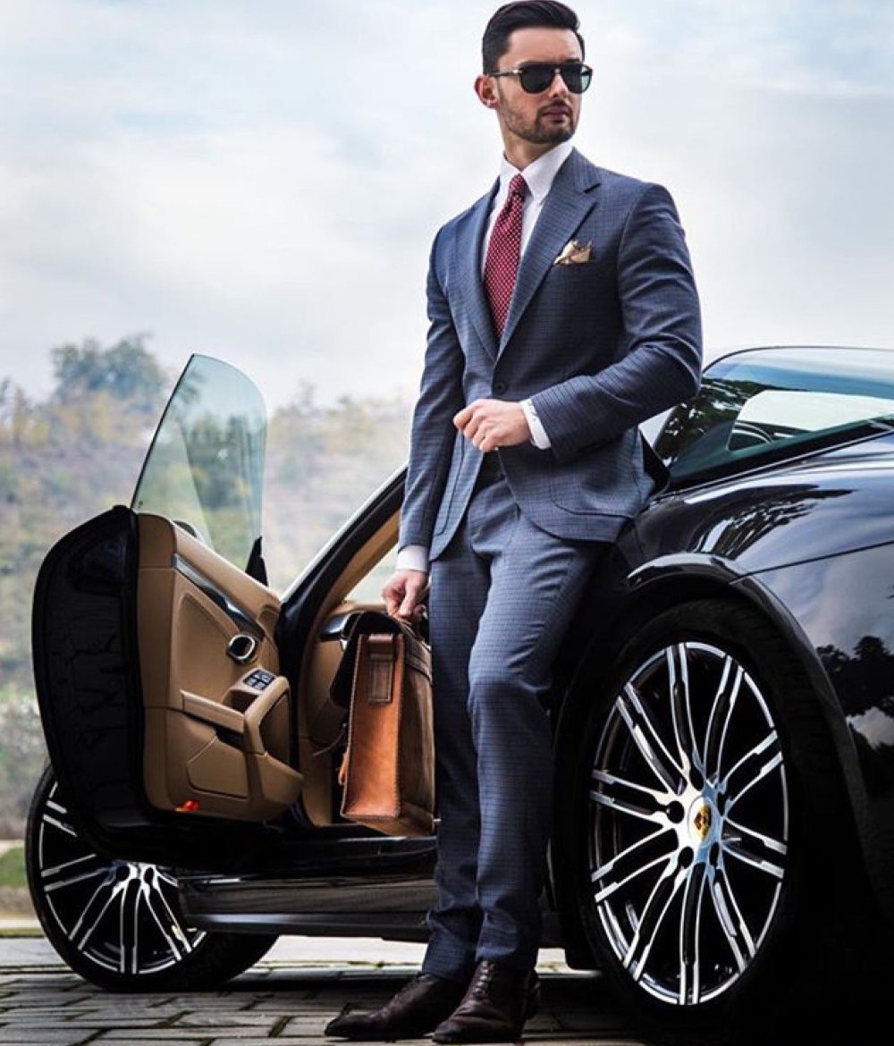 Парень в костюме