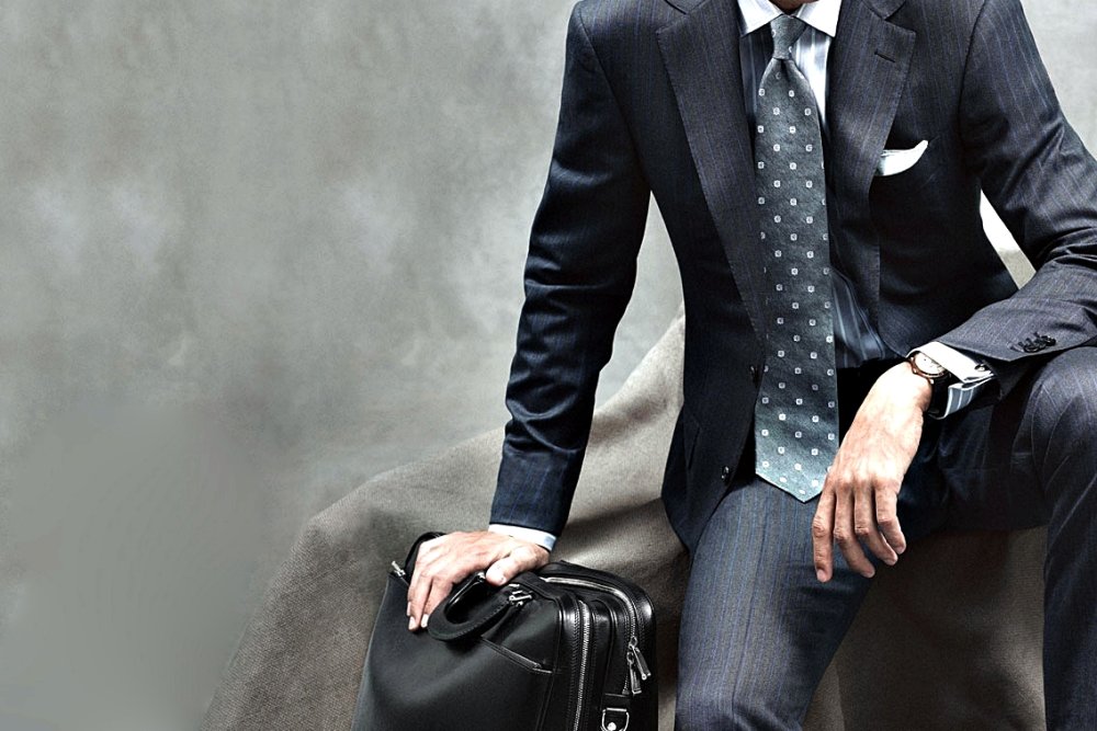 Позитивный мужчина в костюме