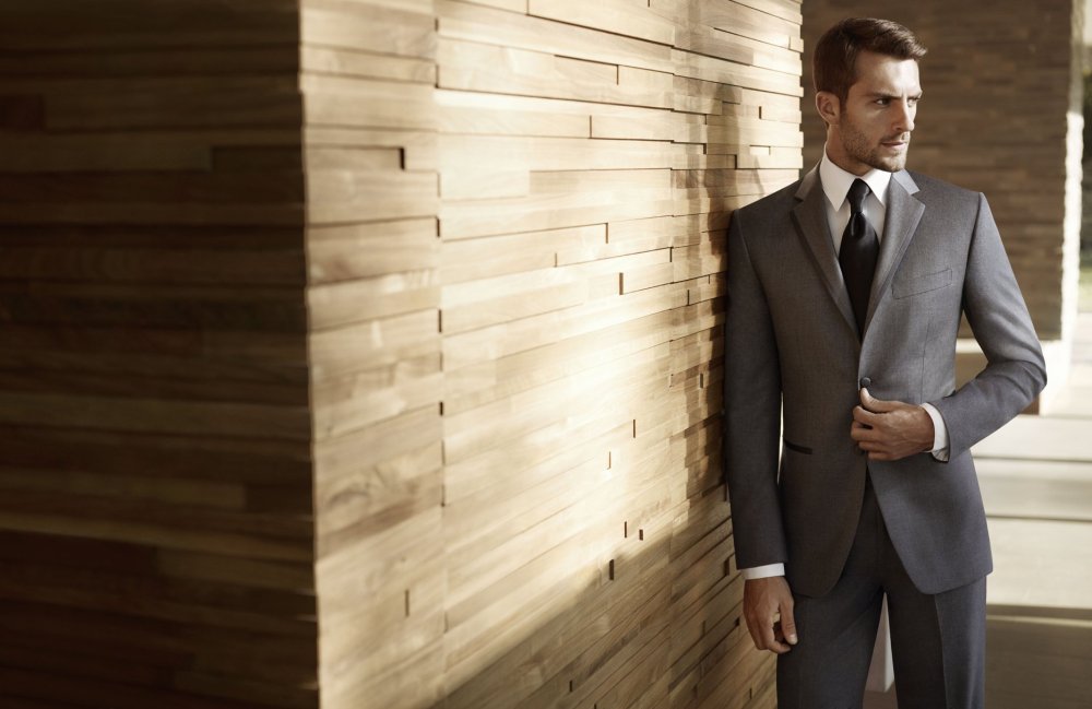 Мужской костюм на черном фоне