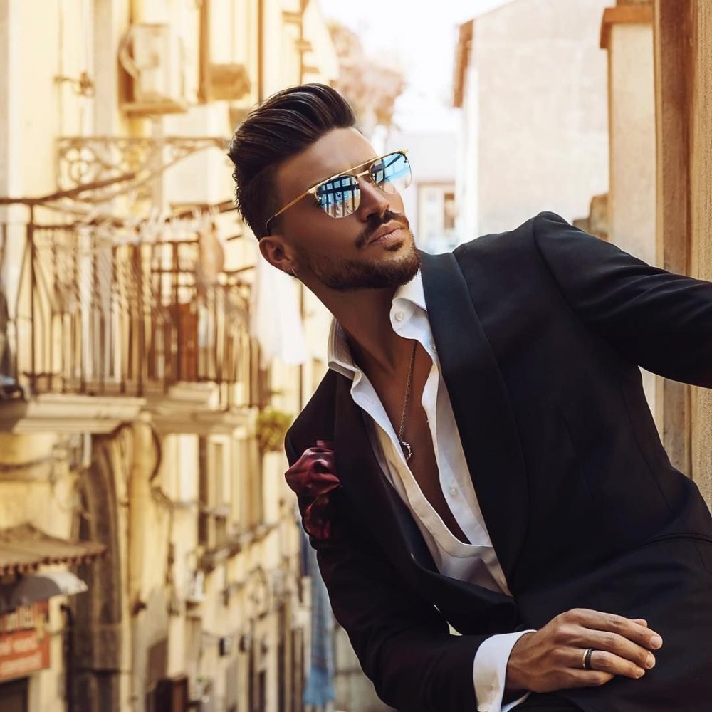 Костюм классический на темном фоне