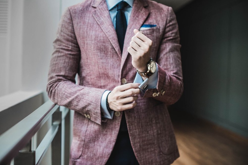 Нарисованный мужчина в костюме