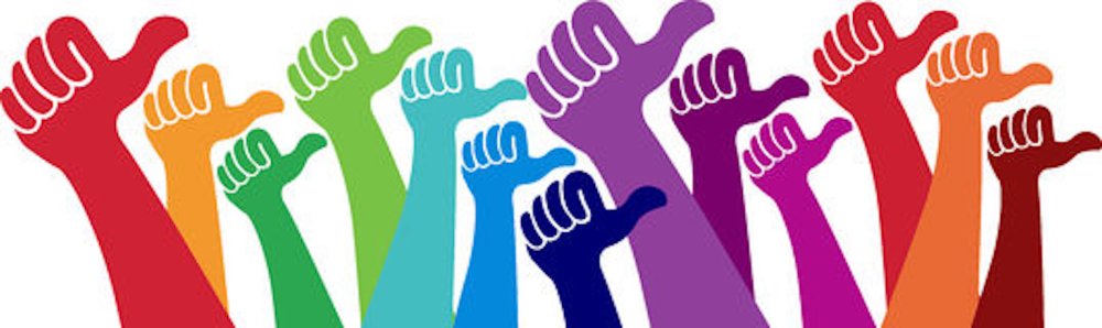 Руки волонтера для презентации