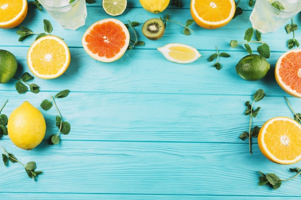 Фрукты на бирюзовом фоне