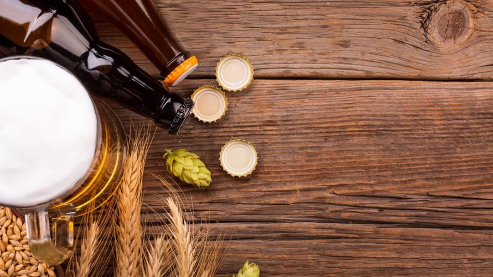 Пиво на деревянном фоне