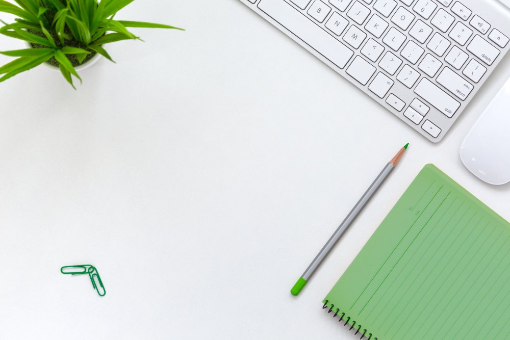 Белый стол сверху с ручкой