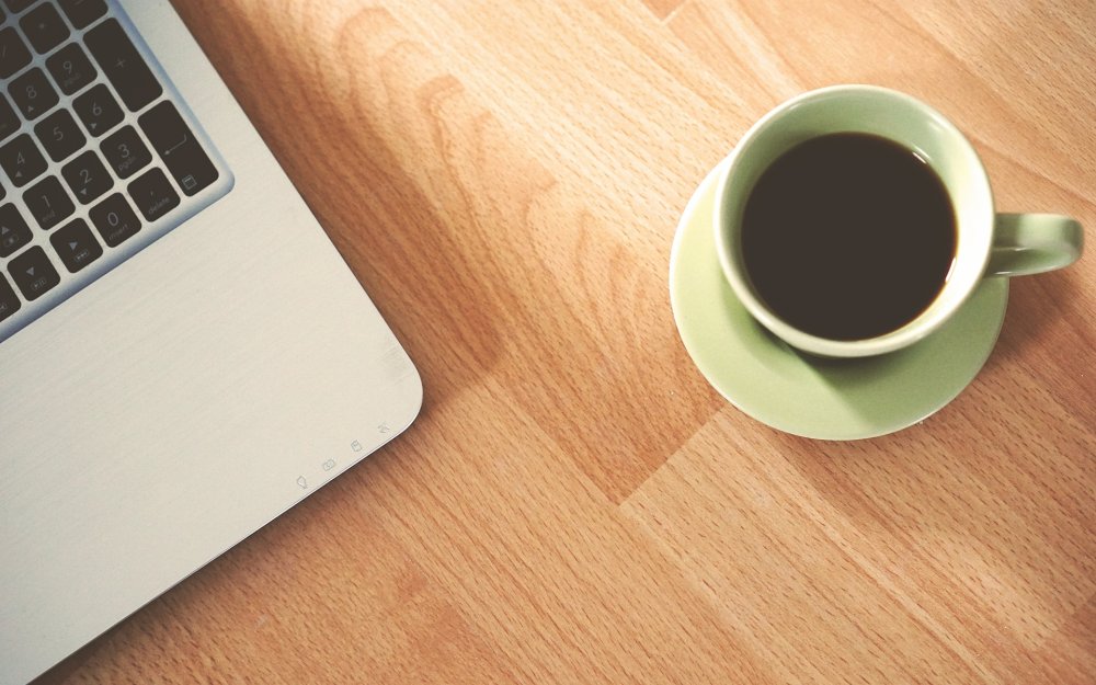 Чашка кофе на столе сверху