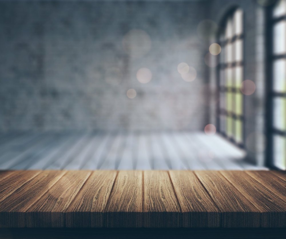 Стол на переднем плане