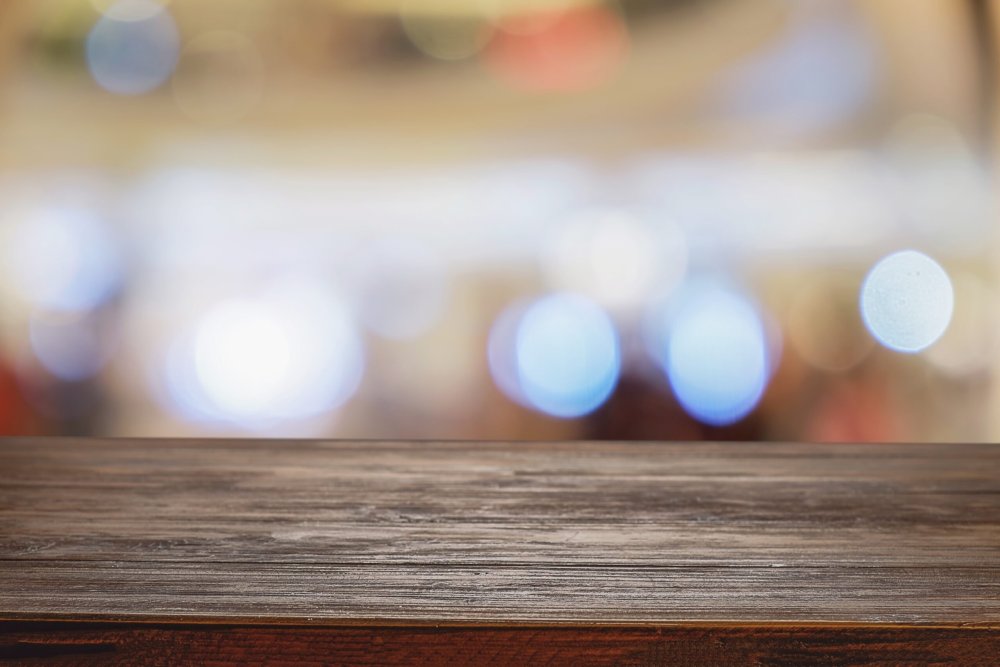 Стол с размытым фоном