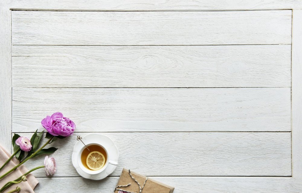 Белый деревянный стол сверху