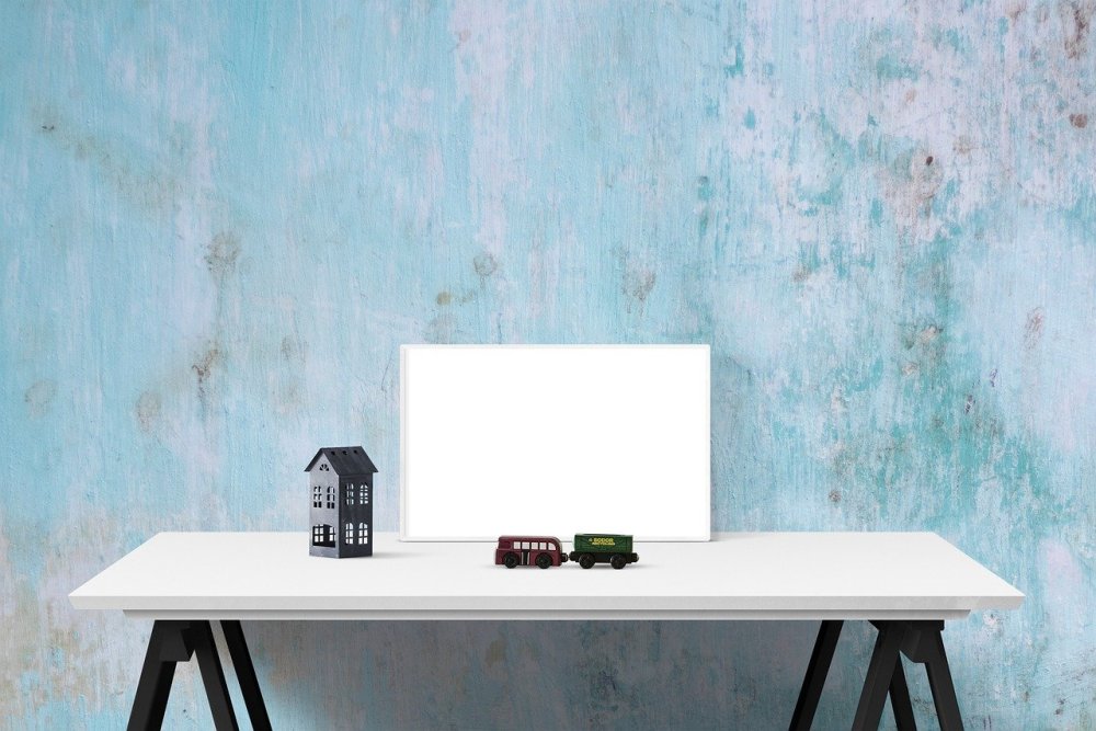 Стол у стены