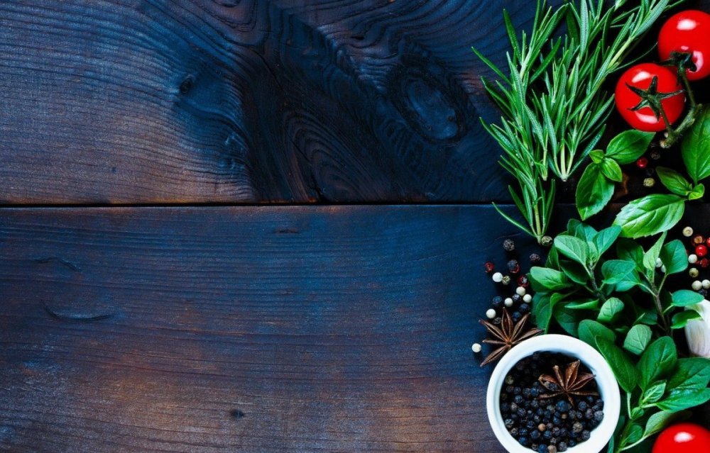 Специи на деревянном фоне