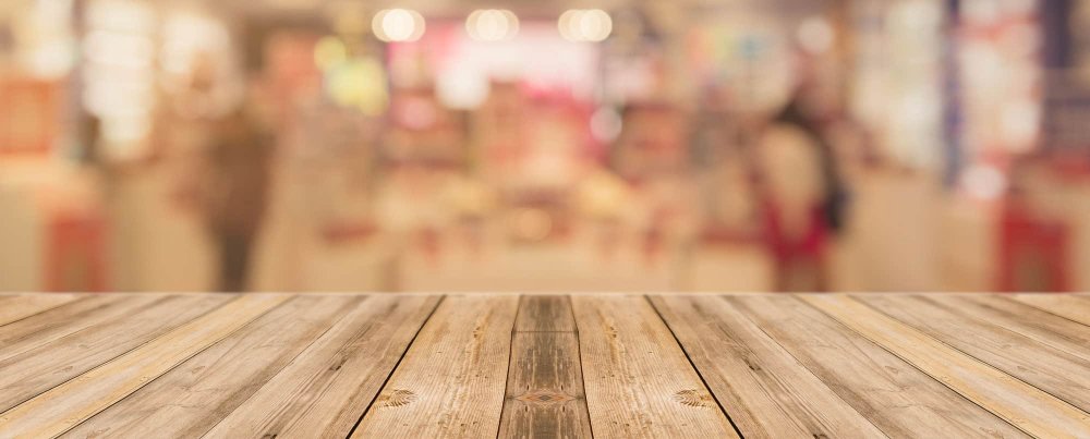 Стол на переднем плане