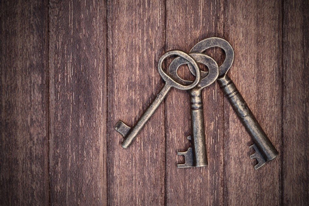 Старинные ключи висят