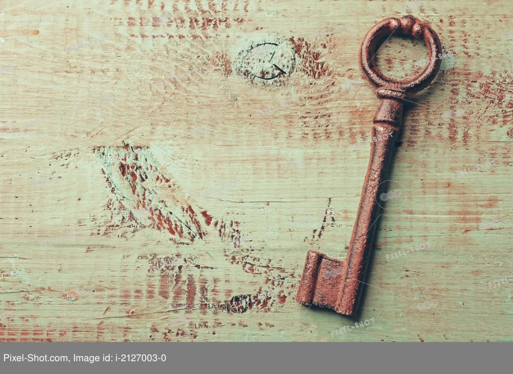 Перевернутый старинный ключ на голубом фоне