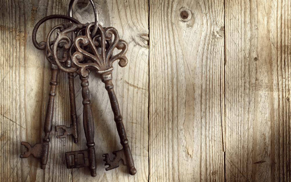 Старинный ключ висит на гвозде