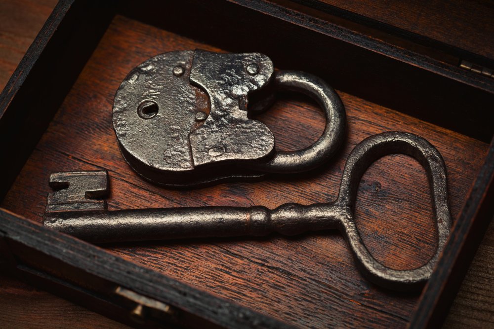 Старинный ключ в руке