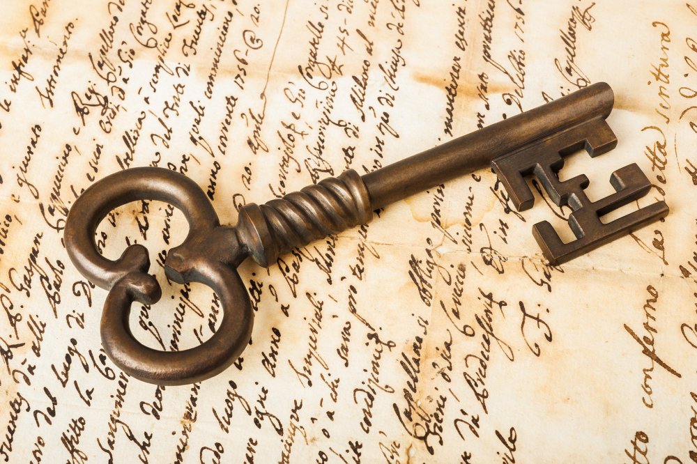 Старинный ключ на столе
