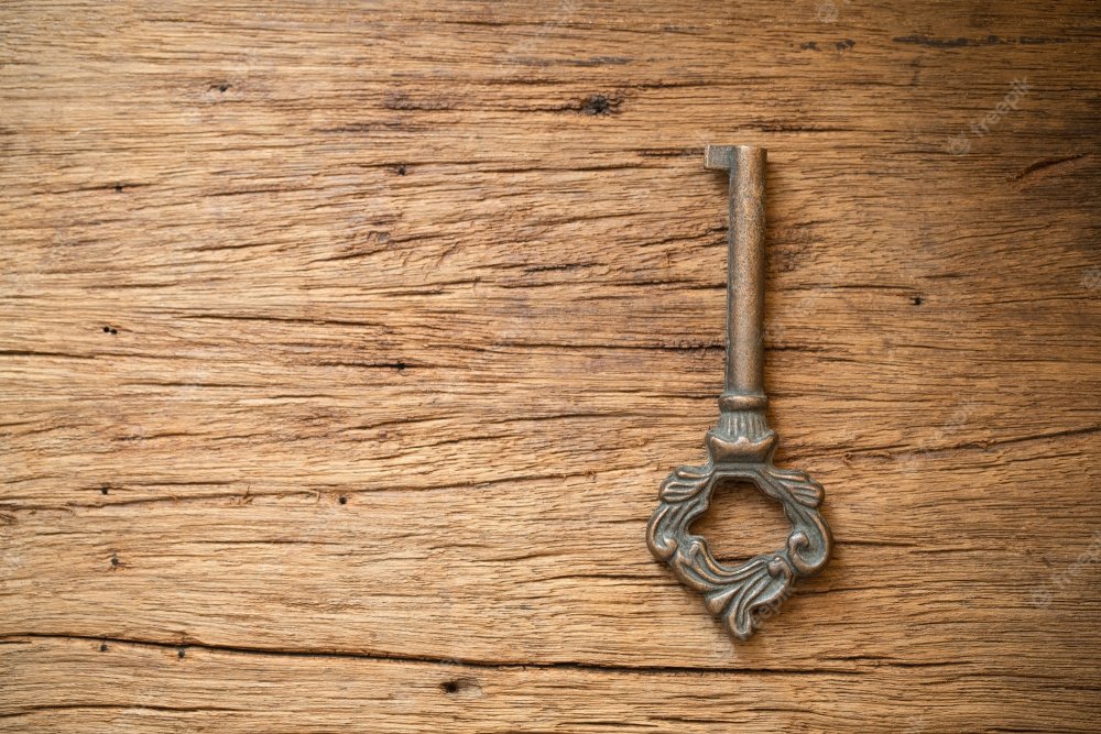 Старинный деревянный ключ