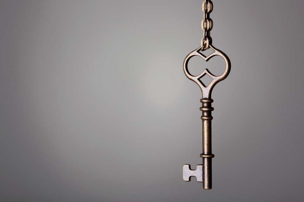 Ключ на фоне вертикально