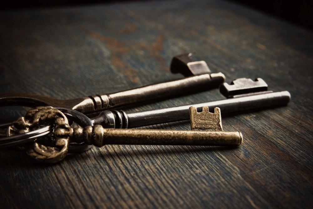 Старинный ключ с ленточкой